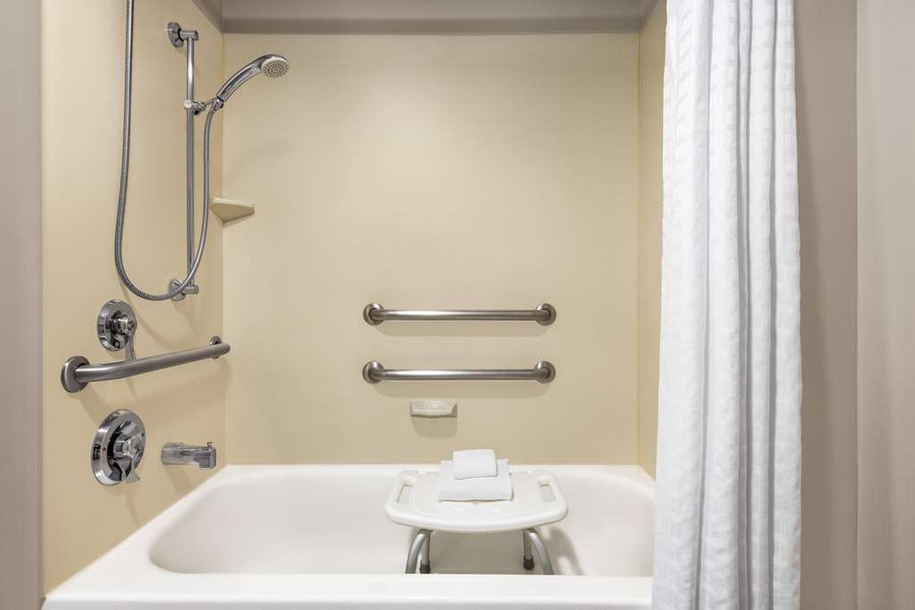La Quinta Inn & Suites by Wyndham Newark Elkton - photo 20