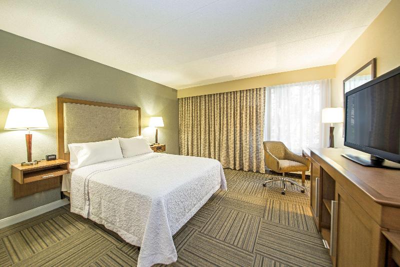 Hampton Inn Philadelphia International Airport - photo 14