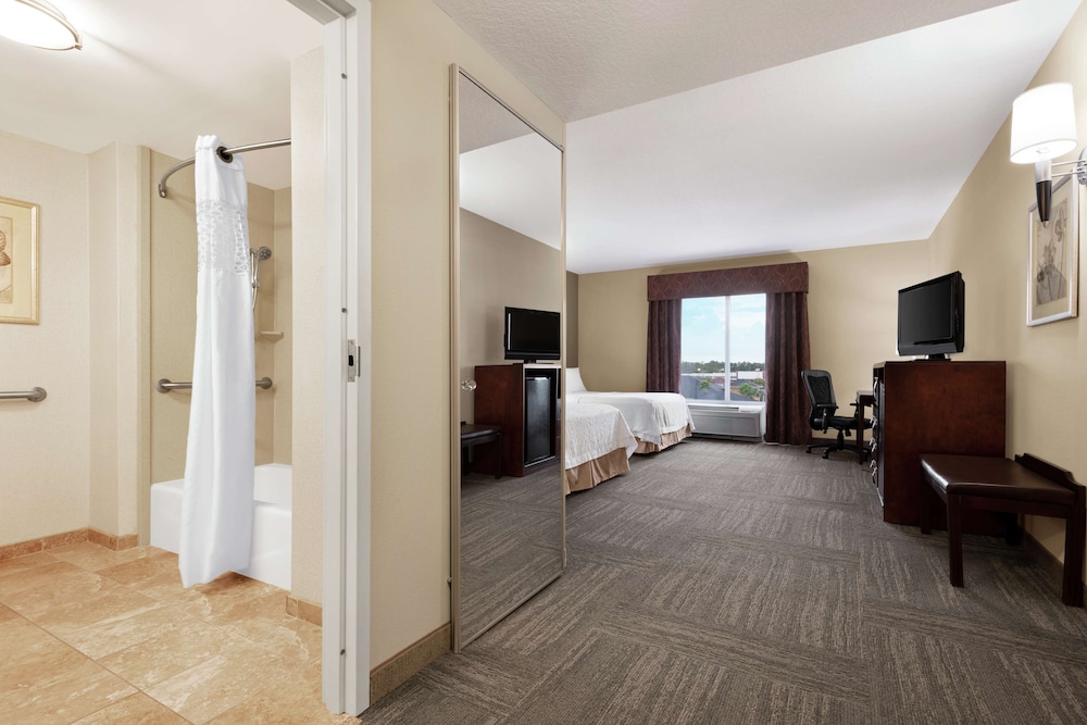 Hampton Inn & Suites Brunswick - photo 23