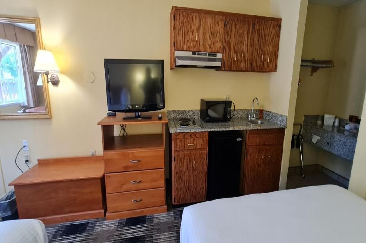 Oakridge Inn & Suites - photo 3