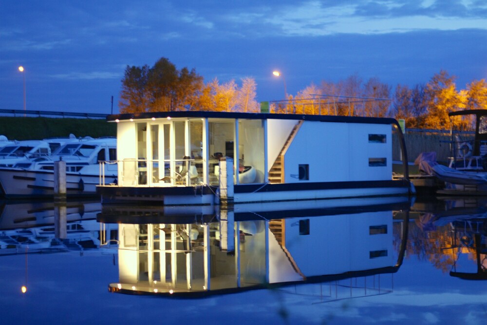 Homeboat Glamping in Nieuwpoort, Belgium
