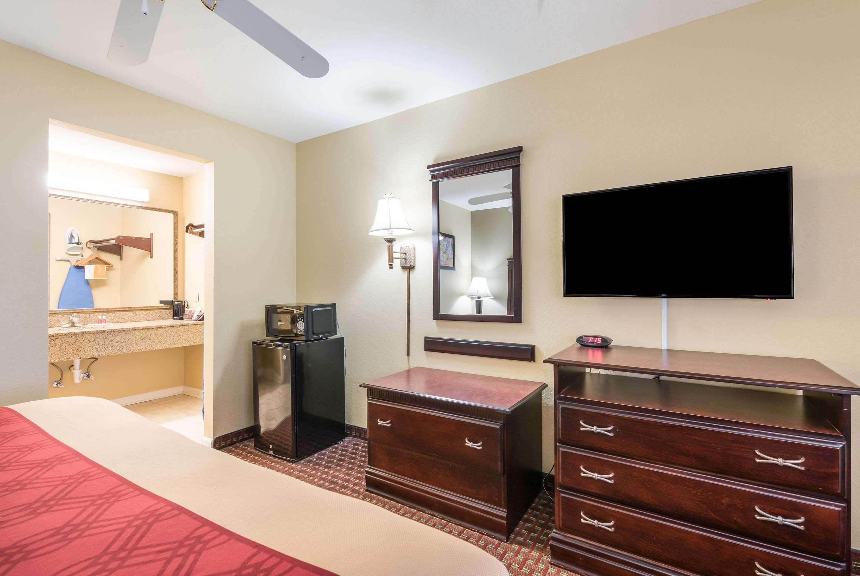 Bryant Inn & Suites - photo 46
