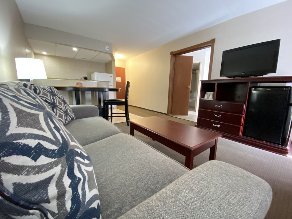 Clarion Inn & Suites Grand Rapids Airport - photo 21