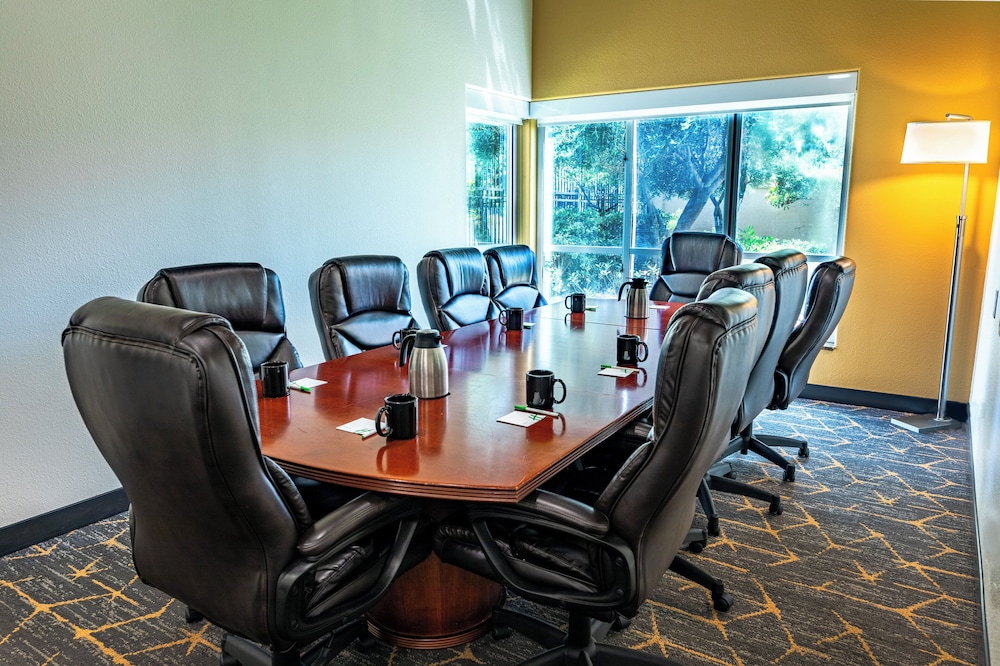 Holiday Inn & Suites Oakland Airport by IHG - photo 22