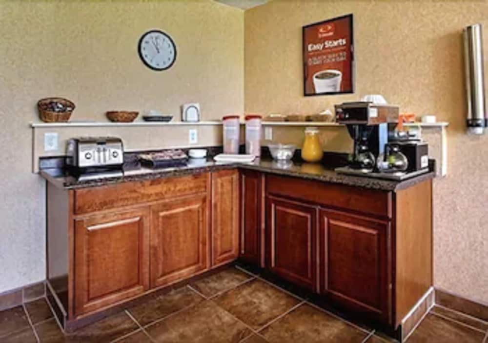 Airport Inn Flint - photo 6