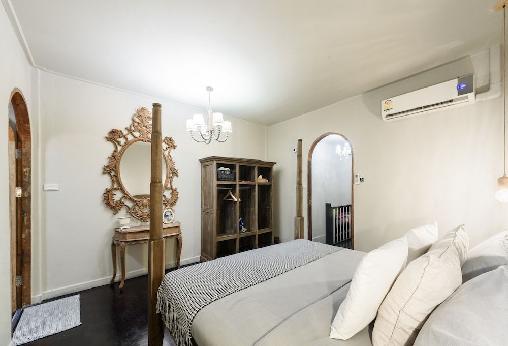 Beautiful 3 Bedroom Baroque House near Asoke BTS