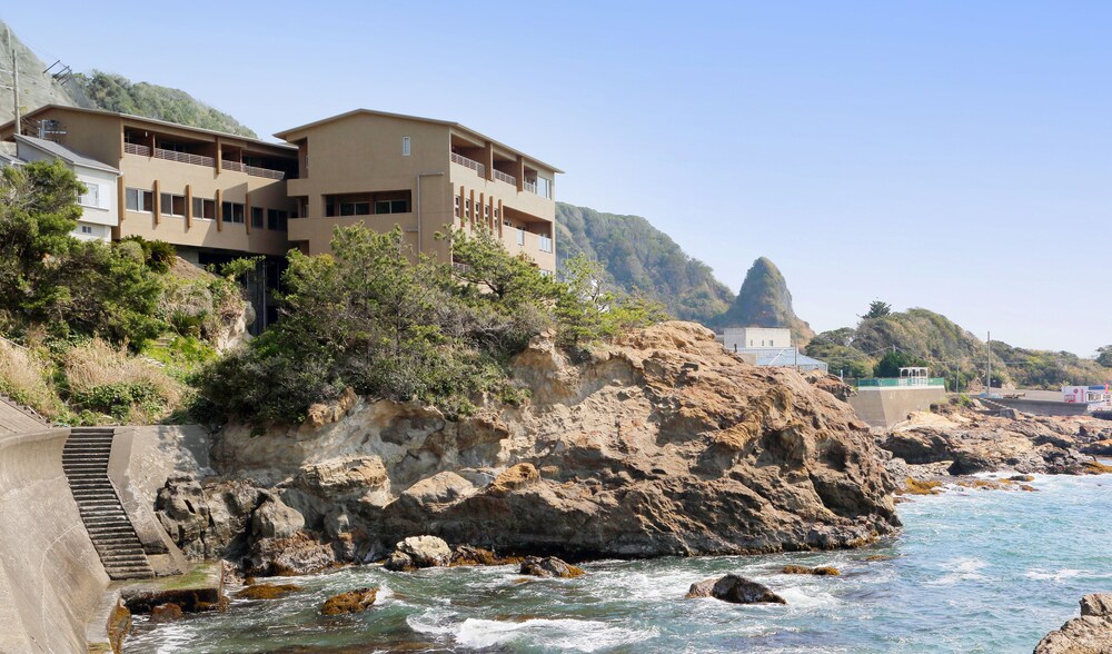 Zekuu - carbon neutral hotel in Kamogawa