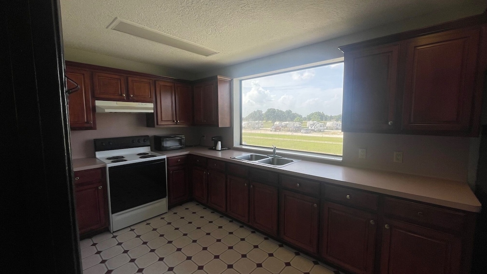 Days Inn & Suites by Wyndham Winnie - photo 7