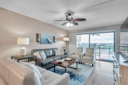 Pet friendly 2 bed Condo With Amazing Waterfront Views — 4-Star Luxury Hotel in Indian Rocks Beach, United States