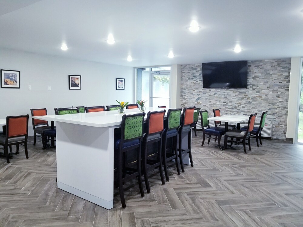 Wingate by Wyndham Bloomington - photo 14