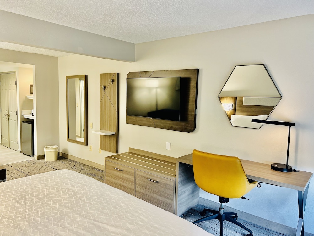 Holiday Inn Express Madison by IHG - photo 16