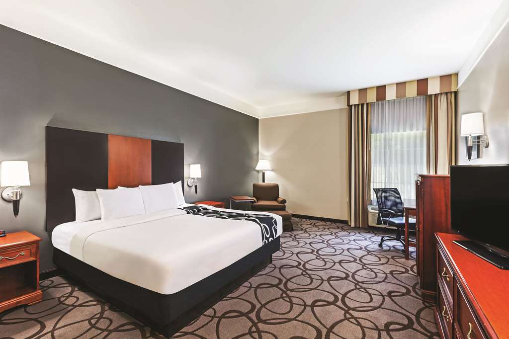 La Quinta Inn & Suites by Wyndham Granbury - photo 18