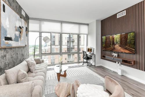2BR Planespotter's Dream Watch Planes fr King Bed — 4-Star Luxury Hotel in Arlington, United States