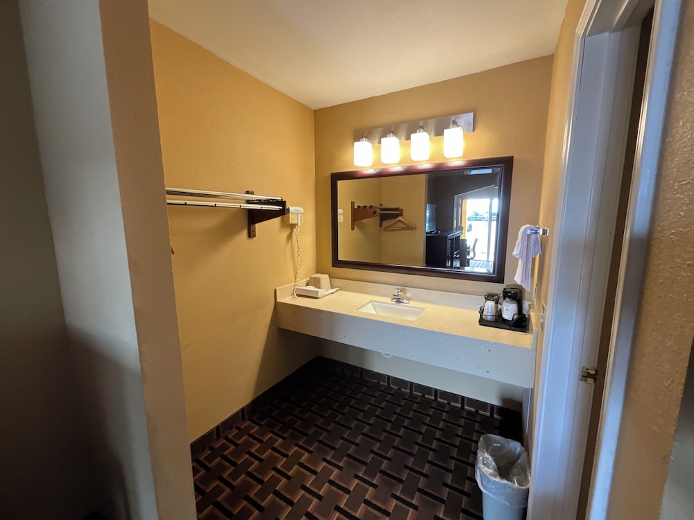 Executive Inn & Suites - photo 15
