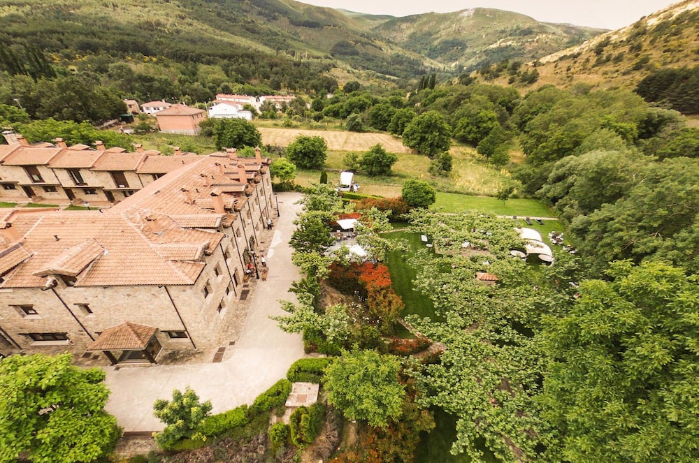 Hotel Ribera del Corneja — 4-Star Luxury Hotel in Navacepedilla De Corneja, Spain