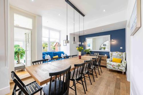 The Lymington Hub Slps 13 hot tub chef spa in Lymington, United Kingdom