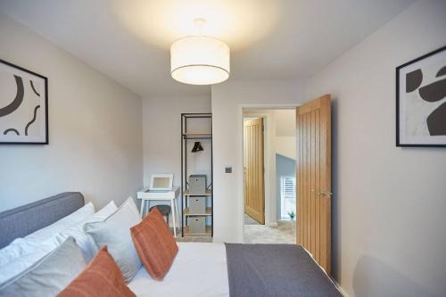 Curlew House with parking and Abbey views