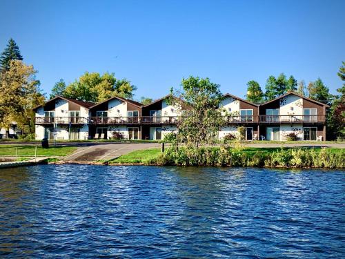 Bridge Inn Tomhawk 2nd Floor 1 King Size Bed Balcony River View — Tomahawk
