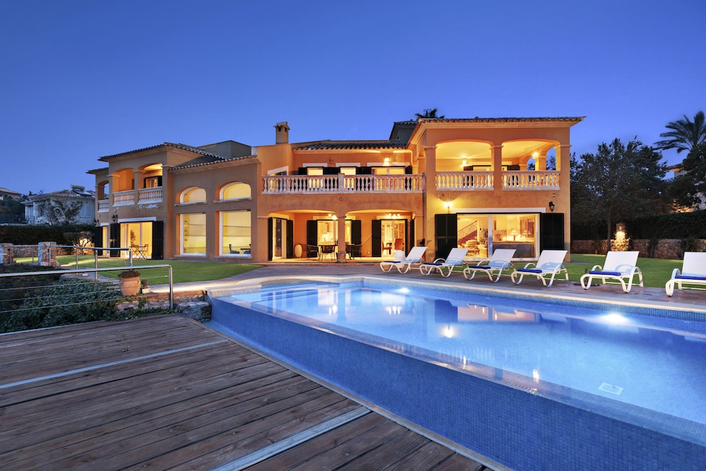 Luxury Villa Luna Suites frente al mar — 4-Star Luxury Hotel in Llucmajor, Spain