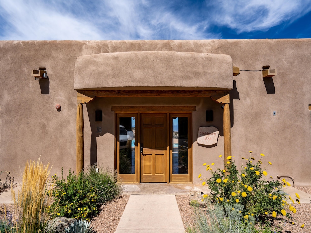 Casa de Caballo 2 Bedrooms Sleeps 6 Patio Pool Access Fireplaces — 4-Star Luxury Hotel in Santa Fe, United States