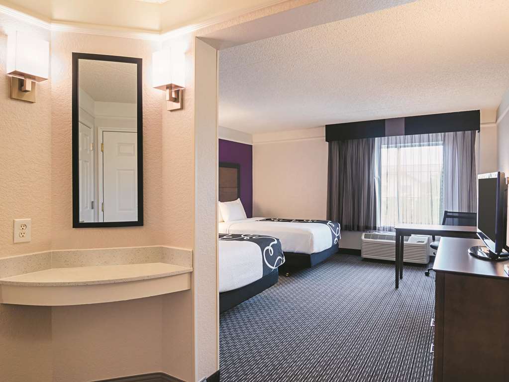 La Quinta Inn & Suites by Wyndham Denver Airport DIA - photo 17
