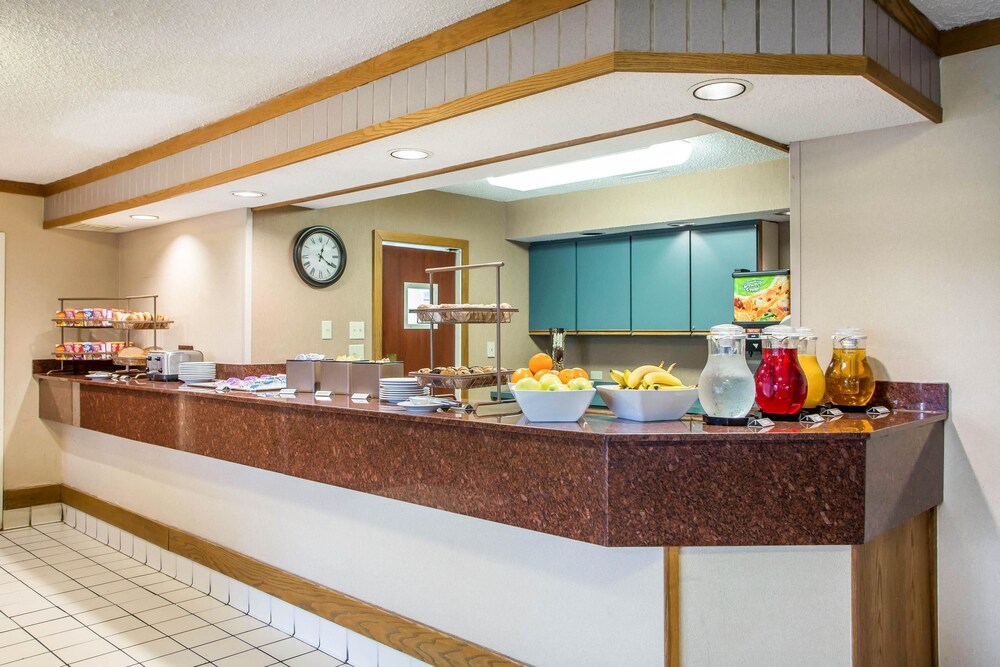 Howard Johnson by Wyndham Merrillville - photo 39