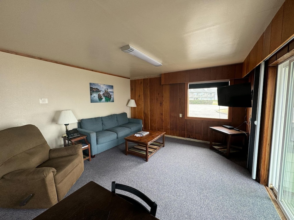 Sunset Oceanfront Lodging - photo 15