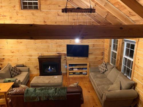 Cozy Creekside Cabin in the heart of Hocking Hills — 4-Star Luxury Hotel in Chillicothe, United States