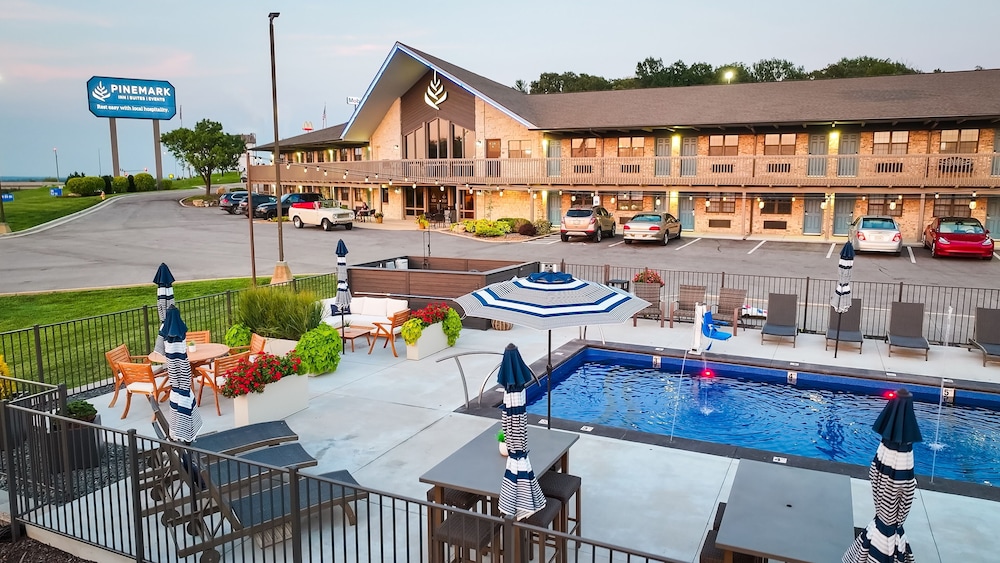 Pinemark Inn Suites — Saint Clair