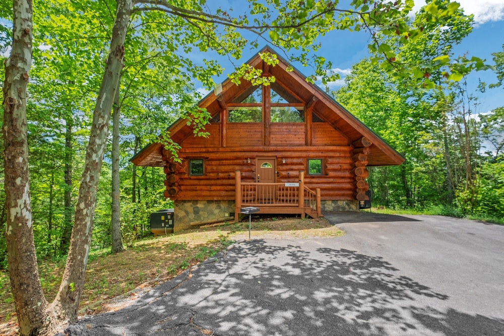 Star Views Secluded W mountain Views 2 Bedroom Cabin by Heavenly Views Resort - featured photo