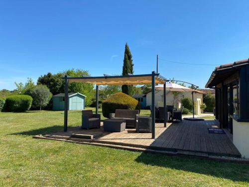 Le Petit Coin with Pool Near Aubeterre Sur Dronne — hotel in Saint-Romain-De-Colbosc