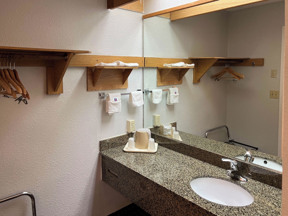 Econo Lodge Portland I 205 - photo 18