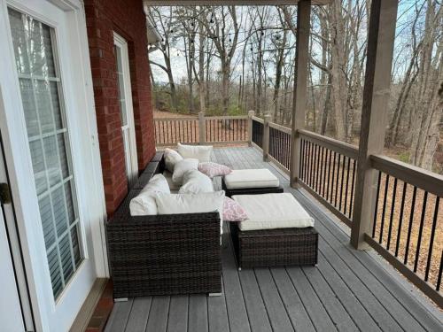 Pet Friendly on 5 Acres 3 Master Suites Sleeps 14 — hotel in Cumming
