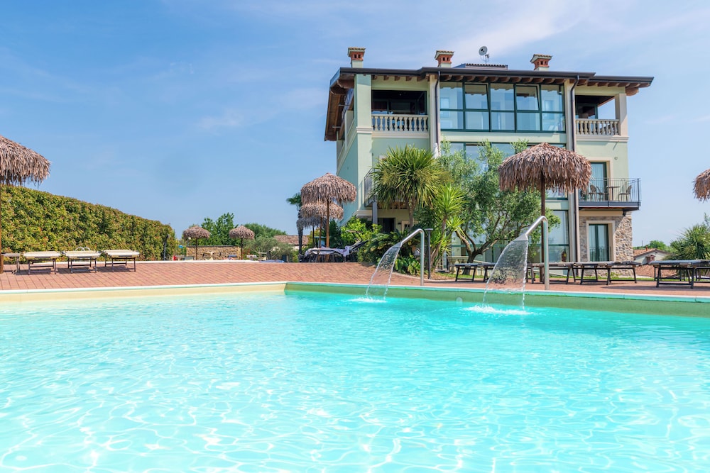 Bertoletta Village Apartments — 4-Star Luxury Hotel in Peschiera Del Garda, Italy
