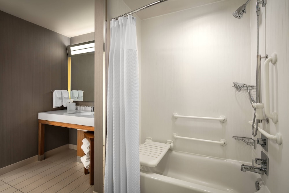 Courtyard by Marriott Erie Bayfront - photo 34