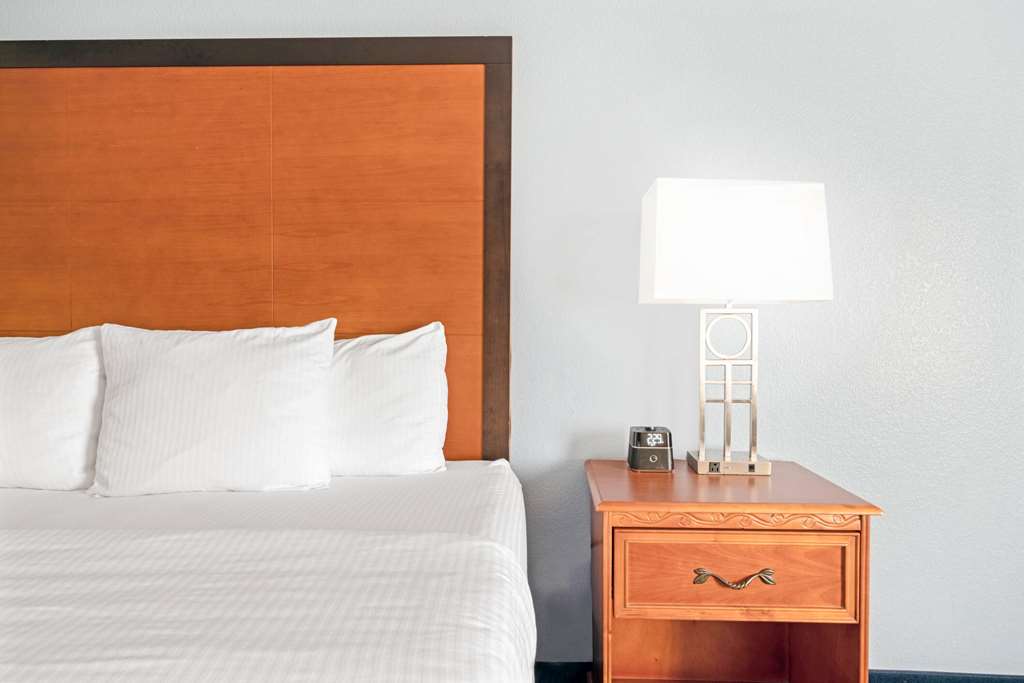 La Quinta Inn & Suites by Wyndham Shawnee - photo 5