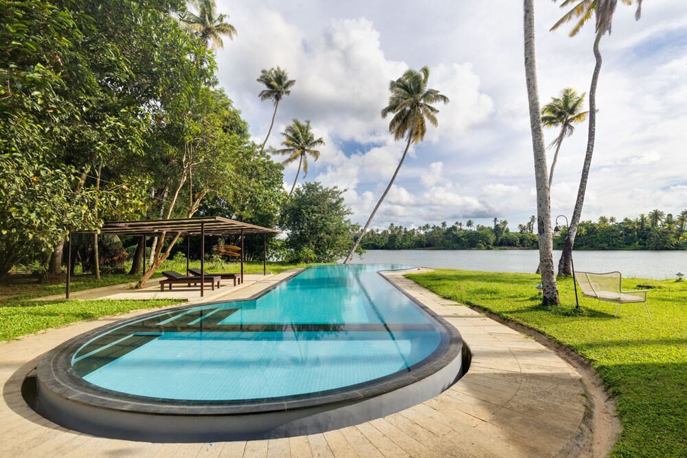 Cranganor History Cafe Riverside Chateau — 5-Star Luxury Hotel in Cochin, India