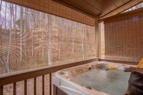 Cozy Cabin Retreat: Tiny Trotter — 4-Star Luxury Hotel in Bryson City, United States