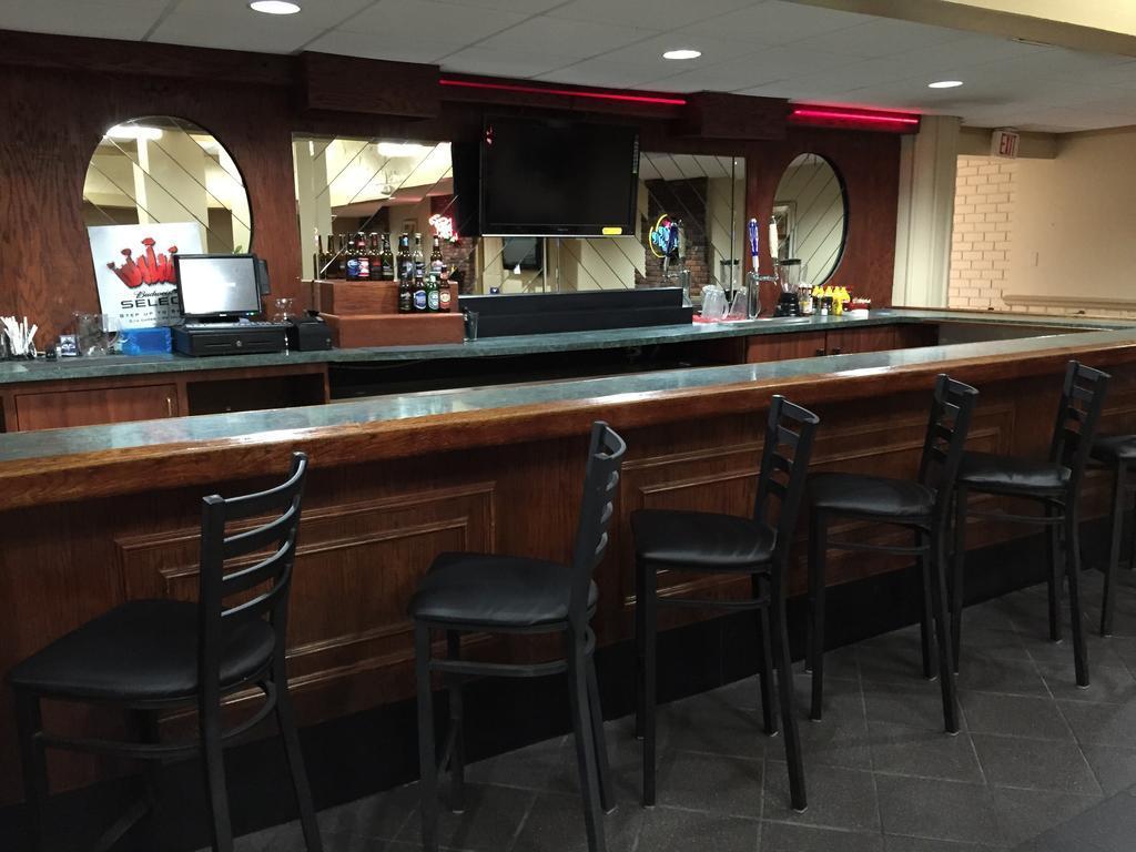 Airport Plaza Inn and Conference Center - photo 10