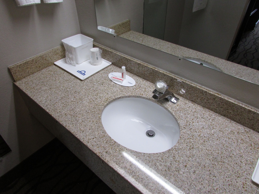 Days Inn & Suites by Wyndham Fort Valley - photo 10
