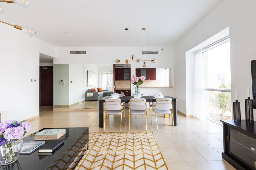 Visually Stunning 2BR in Dubai Marina Sleeps 5 — 5-Star Luxury Hotel in Dubai, United Arab Emirates