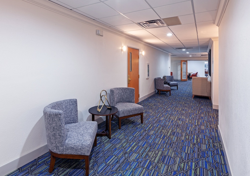 Holiday Inn Express Hotel & Suites Jenks by IHG - photo 36