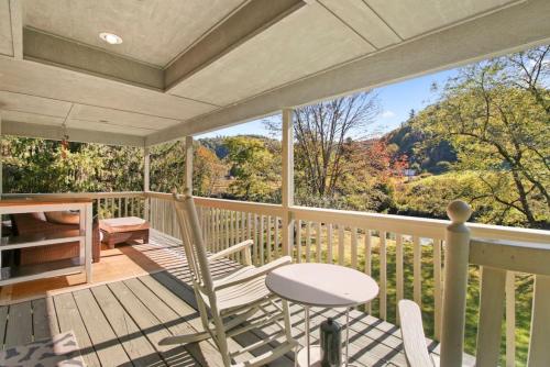 Tranquil Riverfront Living at Sasquatch Cabin — Fleetwood — photo 2