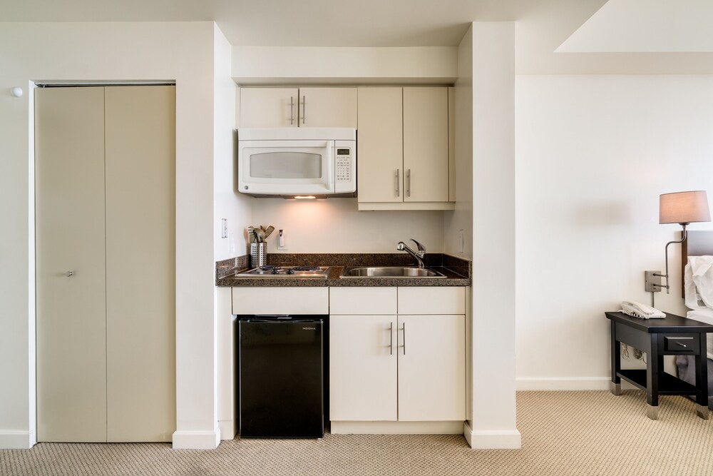 Million Dollar Ocean View Luxury Studio w Balcony FREE PARKING - photo 7