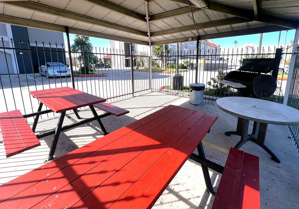 La Quinta Inn & Suites by Wyndham Pharr RGV Medical Center - photo 51