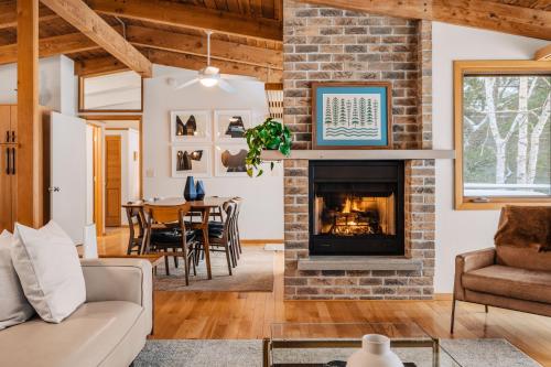 Midcentury home private beach. large great room — 4-Star Luxury Hotel in Northport, United States