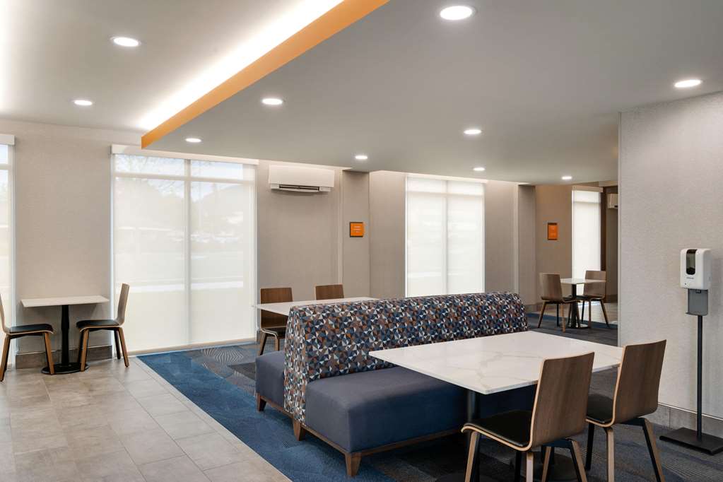La Quinta Inn & Suites by Wyndham Springfield - photo 6