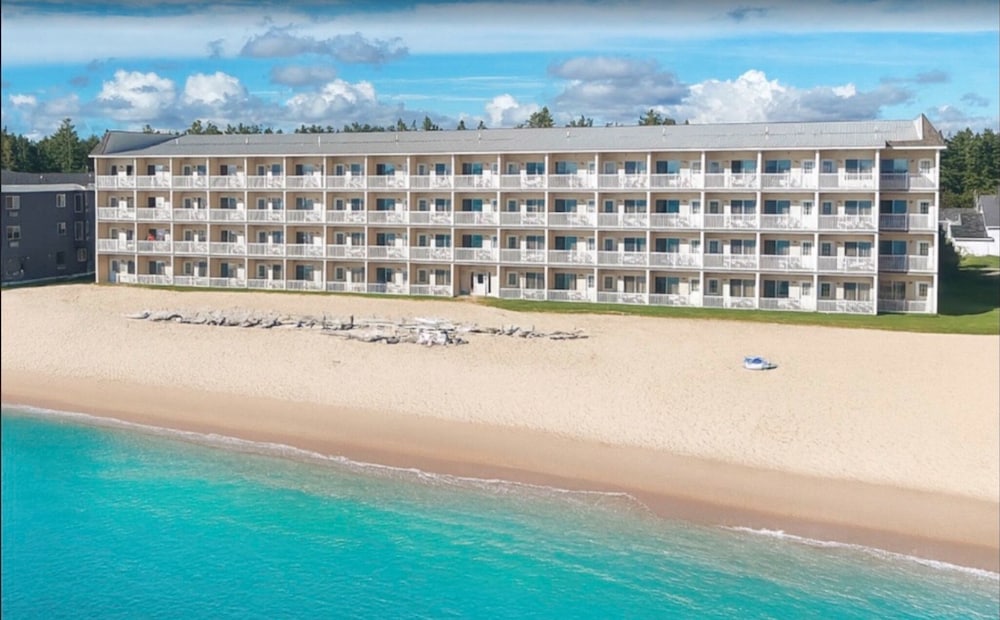 Mackinaw Beach & Bay Inn & Suites — hotel in Mackinaw