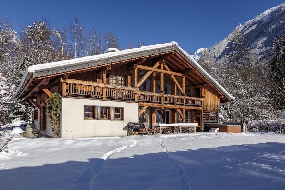 Magnificent Chalet Valhalla 5 Central Chamonix — 5-Star Luxury Hotel in Chamonix-Mont-Blanc, France