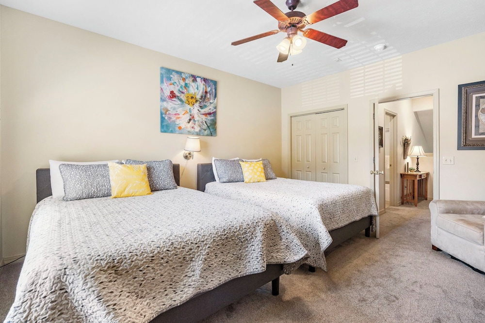 Honey Bee Inn w Communal Amenities & More - photo 3